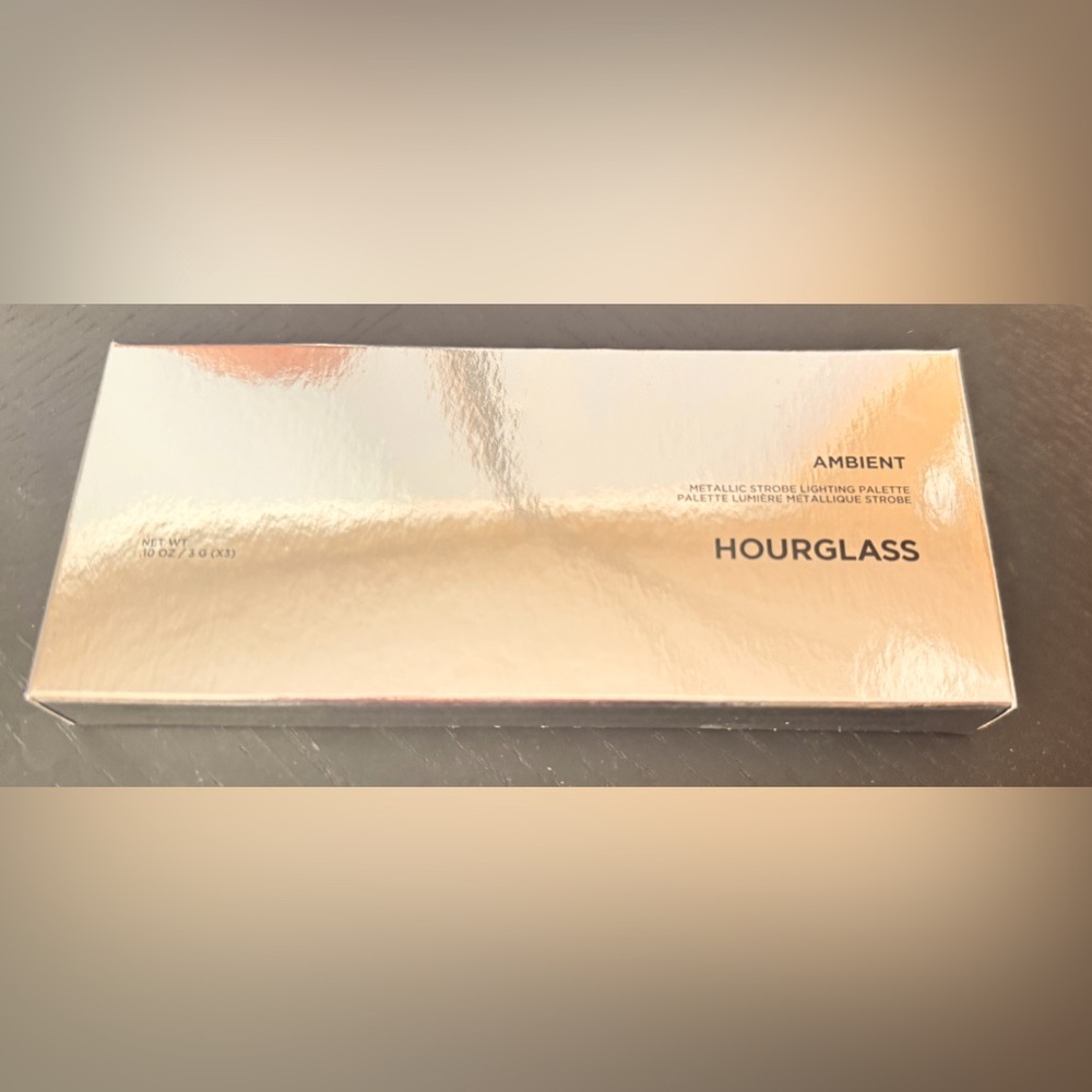 Hourglass Ambient Metallic Lighting palette palette 
Net WT 10oz ( 3gx3)